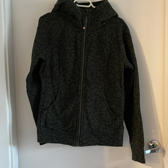 Like new Lululemon scuba hoodie size 10 in dark camo print - Picture 1 of 9